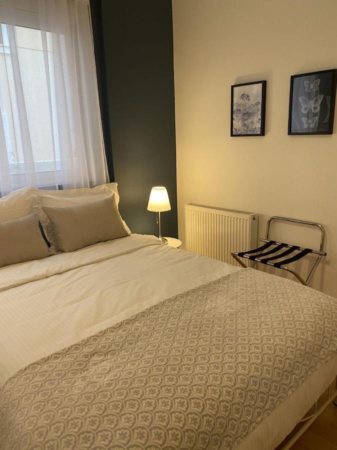 Elegant Glyfada Apartment-Private Garden-Near Metro Athén Kültér fotó